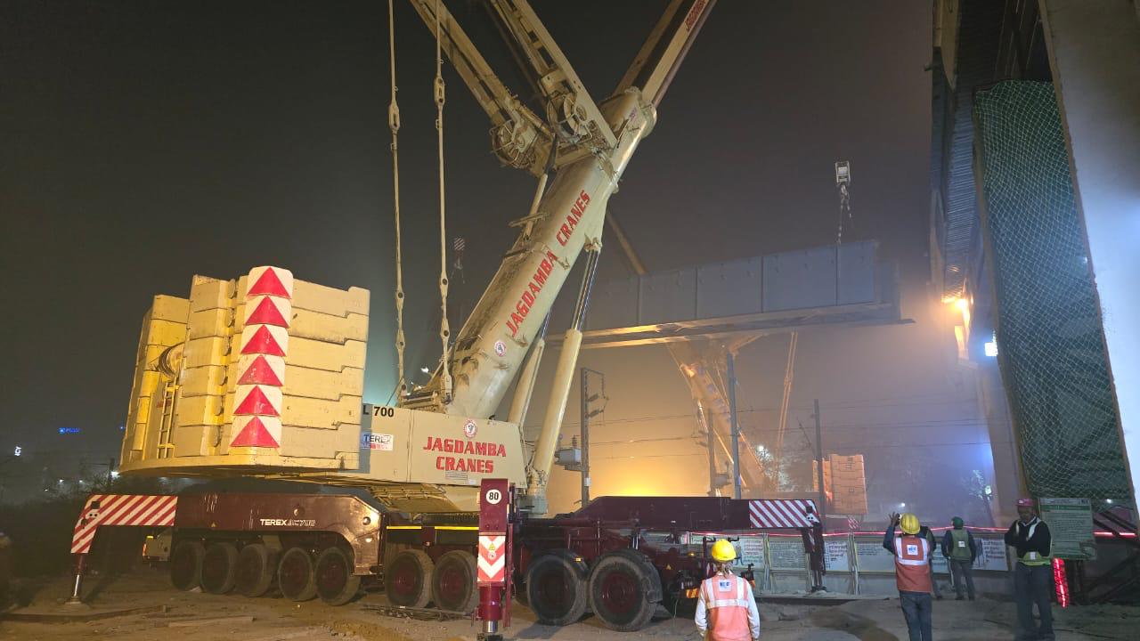 Hydraulic telescopic crane 35 to 700 ton capacity
